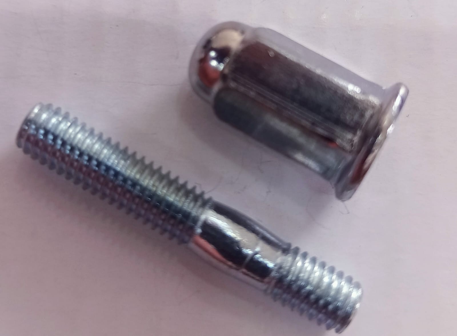 ESPARRAGO DE ESCAPE 6 mm CON TUERCA CIEGA LARGA