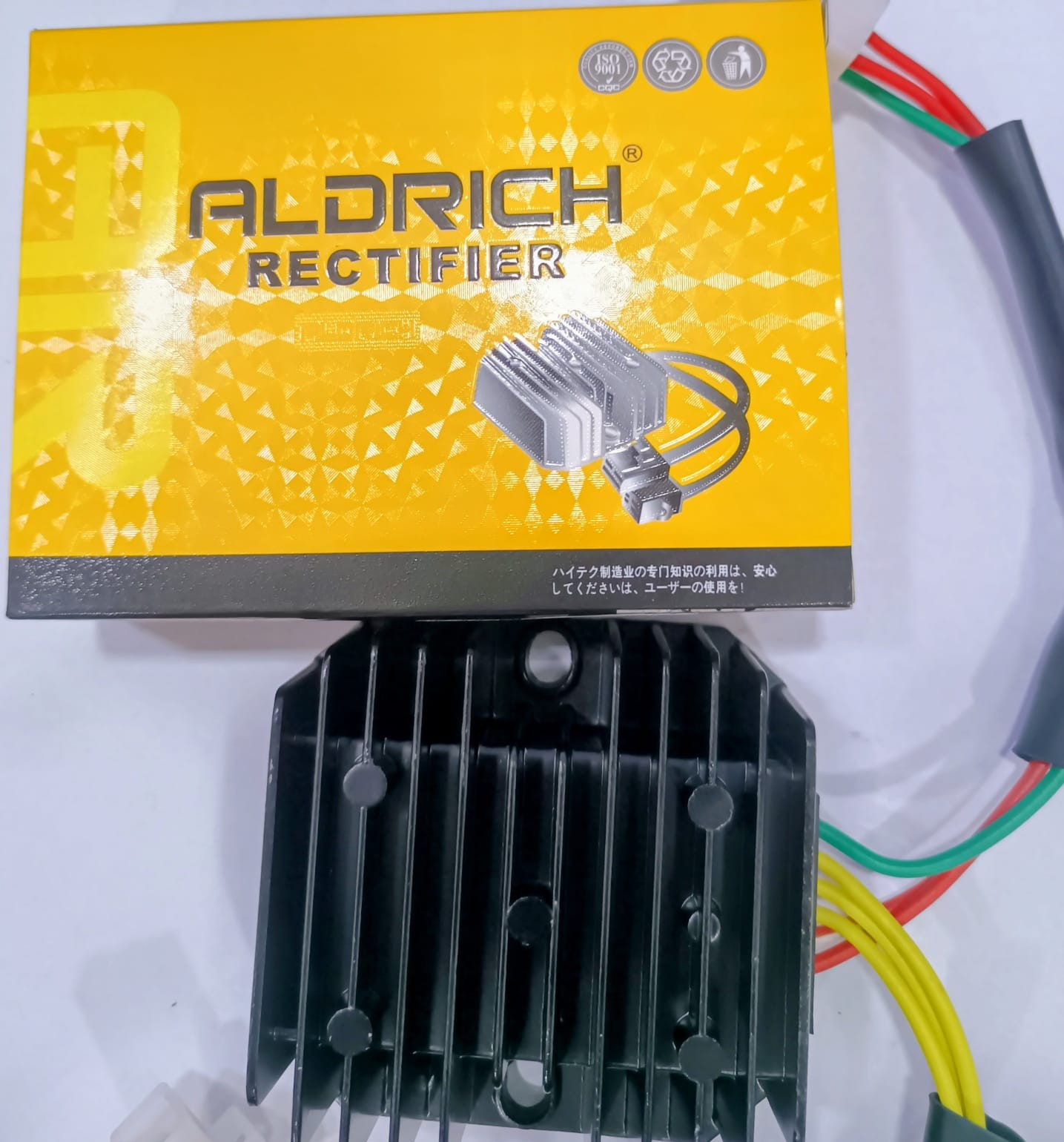 REGULADOR VOLTAJE TRIFASICO 6 PIN (LUZ SIEMPRE ENCENDIDA)