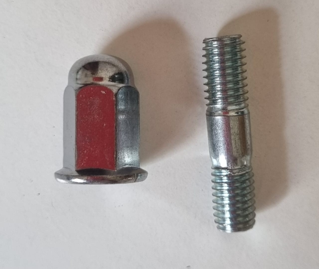 ESPARRAGO DE ESCAPE 8MM CON TUERCA CIEGA SKUA RX X UNIDAD